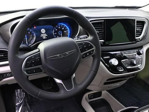 Used 2024 Chrysler Pacifica Touring-L image 12