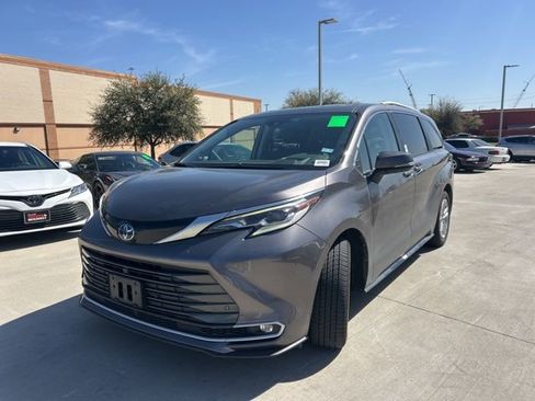 Used 2023 Toyota Sienna Platinum image 10