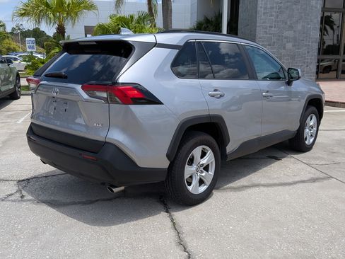 Used 2021 Toyota RAV4 XLE w/ Convenience Package FWD image 3