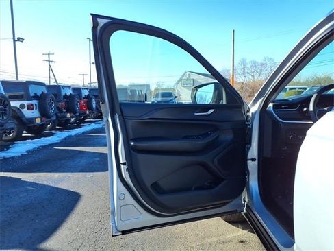 Certified 2023 Jeep Grand Cherokee L Laredo image 25