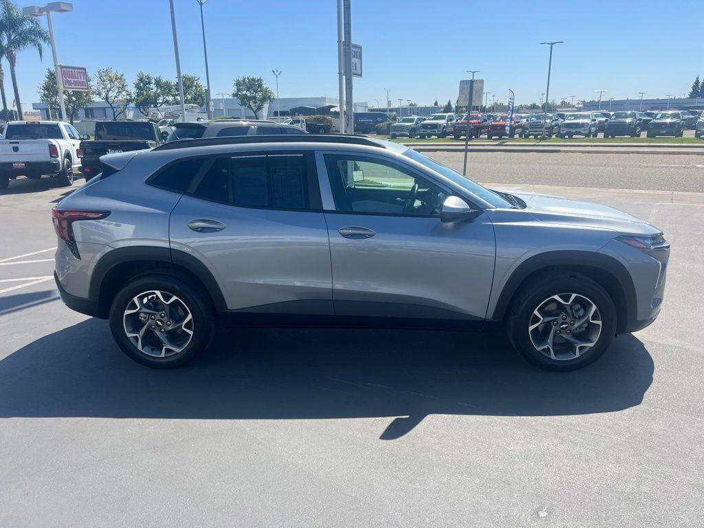 Used 2025 Chevrolet Trax LT w/ LT Convenience Package FWD image 10