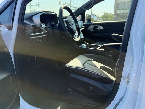 New 2025 Chrysler Pacifica Limited FWD image 14