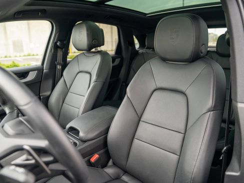 Used 2025 Porsche Cayenne image 5