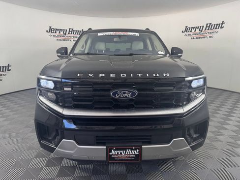 Used 2025 Ford Expedition Platinum w/ Driver's Package AWD/4WD image 5