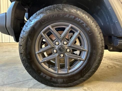 Used 2025 Jeep Wrangler Sport AWD/4WD image 10