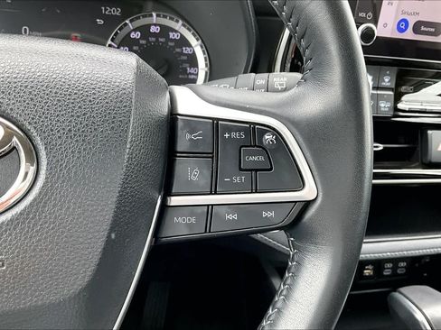 Used 2023 Toyota Highlander LE FWD image 24