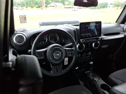 Used 2015 Jeep Wrangler Unlimited Sahara AWD/4WD image 10