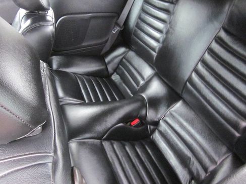 Used 2010 Ford Mustang Convertible image 10