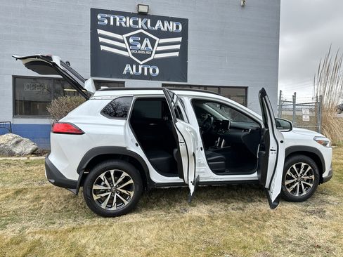 Used 2024 Toyota Corolla Cross XLE w/ Convenience Package image 28