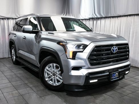 Used 2024 Toyota Sequoia Platinum image 3