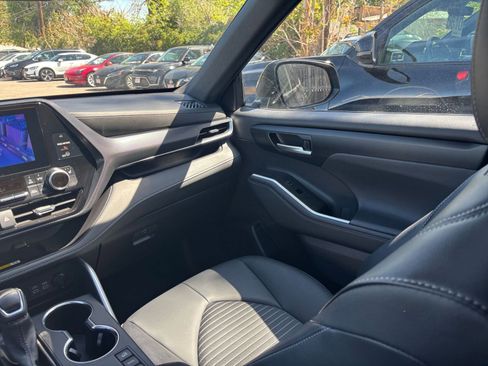 Used 2025 Toyota Highlander XSE AWD/4WD image 35