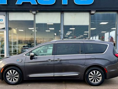 Used 2021 Chrysler Pacifica Limited w/ Uconnect Theater Family Group image 2