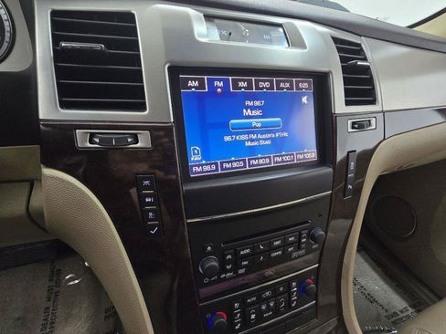 Used 2013 Cadillac Escalade Luxury RWD image 23