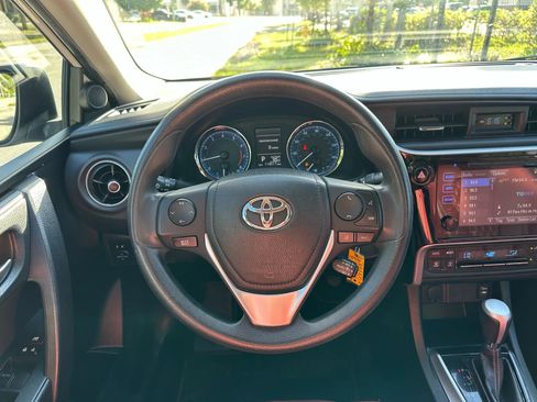 Used 2017 Toyota Corolla SE image 16