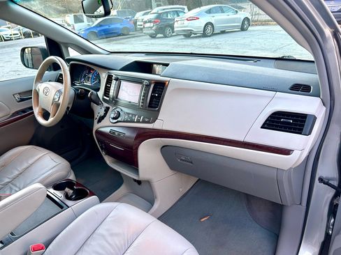 Used 2011 Toyota Sienna XLE image 16