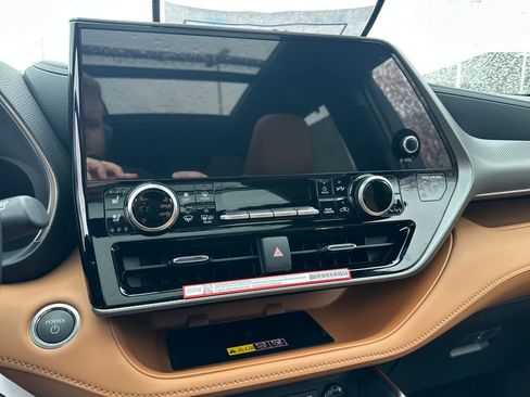 New 2026 Toyota Highlander Platinum image 24