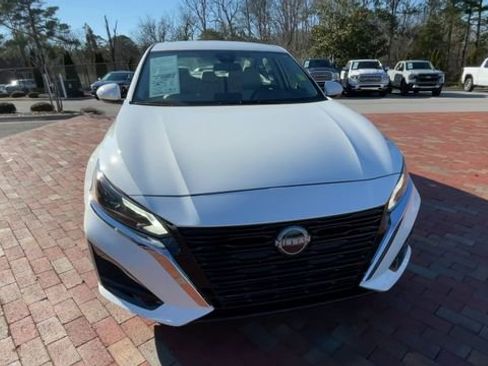 Used 2023 Nissan Altima 2.5 SV image 4