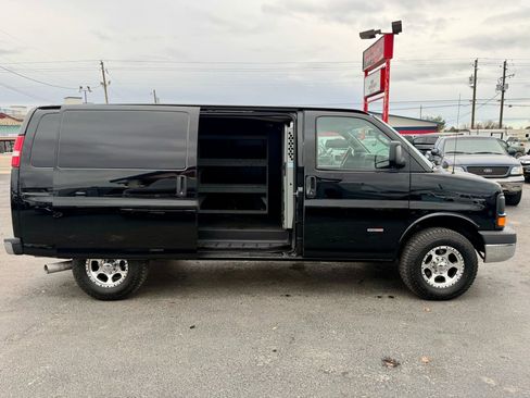 Used 2017 Chevrolet Express 2500 image 13
