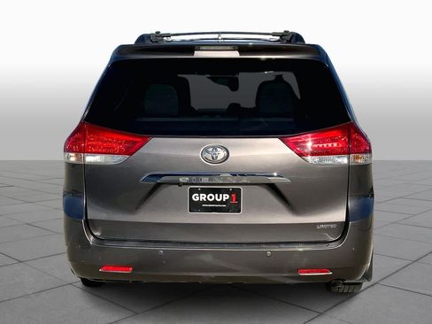 Used 2011 Toyota Sienna Limited image 4