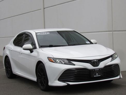 Used 2019 Toyota Camry LE FWD image 2