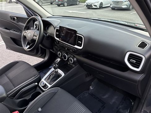 Used 2024 Hyundai Venue Limited image 33