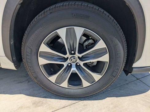 Used 2021 Toyota Highlander XLE FWD image 10