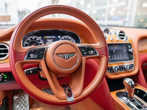 Used 2017 Bentley Bentayga image 34