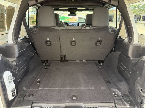 Used 2025 Jeep Wrangler Unlimited Sahara AWD/4WD image 31