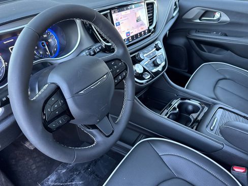 New 2027 Chrysler Pacifica Limited AWD/4WD image 9