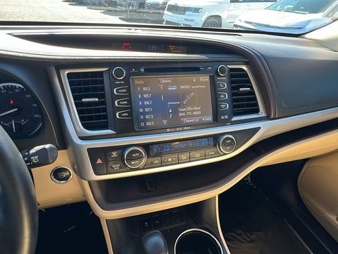 Used 2018 Toyota Highlander XLE image 28