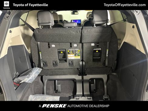 Used 2026 Toyota Sienna Limited FWD image 12
