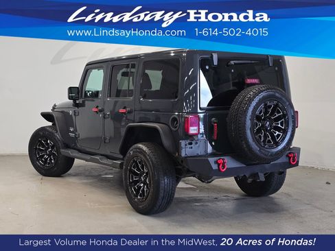 Used 2017 Jeep Wrangler Unlimited Sahara w/ Connectivity Group AWD/4WD image 4