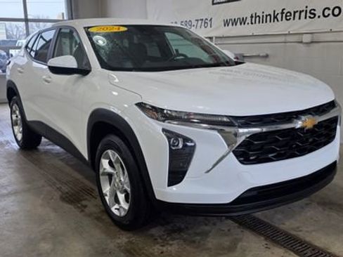 Used 2024 Chevrolet Trax LS w/ LS Convenience Package image 9