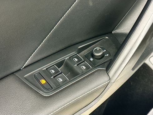 Used 2022 Volkswagen Tiguan SE image 17