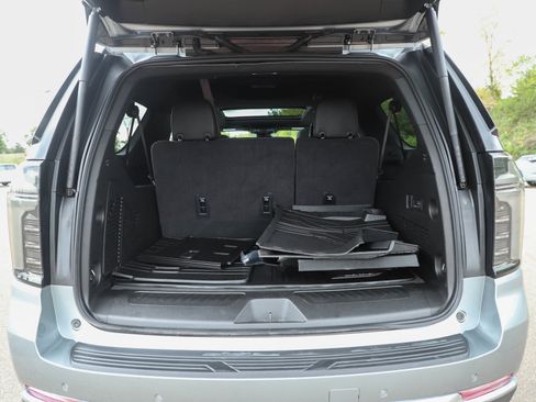 Used 2025 Chevrolet Suburban LT w/ Comfort Package AWD/4WD image 16