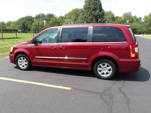Used 2011 Chrysler Town & Country Touring FWD image 12
