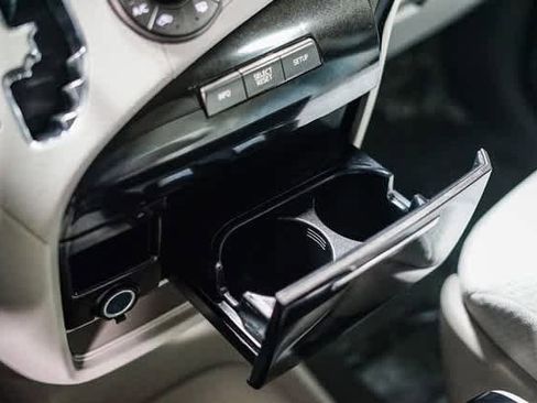 Used 2012 Toyota Sienna LE w/ Towing Pkg image 25