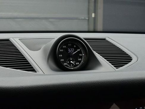 Certified 2025 Porsche Macan AWD/4WD image 12