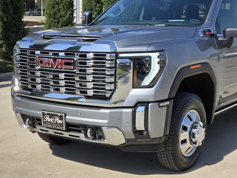 Used 2026 GMC Sierra 3500 Denali w/ Denali Reserve Package image 13