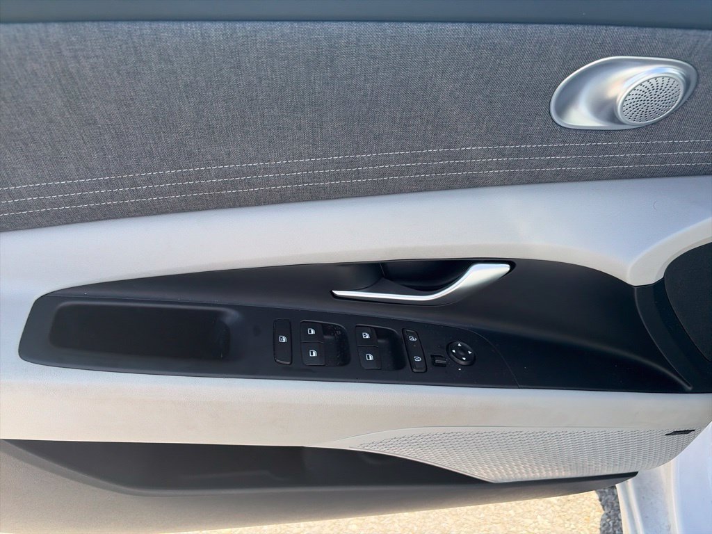 Used 2025 Hyundai Elantra Limited FWD image 17