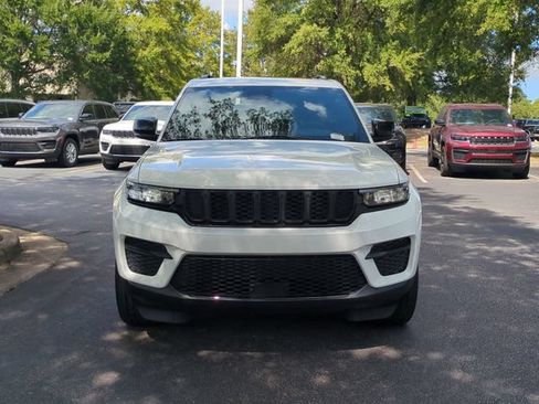 Used 2022 Jeep Grand Cherokee Altitude AWD/4WD image 8