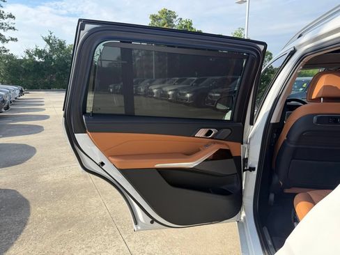 Certified 2025 BMW X7 xDrive40i w/ Premium Package AWD/4WD image 19