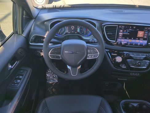Certified 2025 Chrysler Pacifica Select image 15