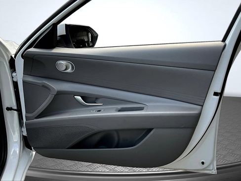 Used 2025 Hyundai Elantra SE FWD image 23