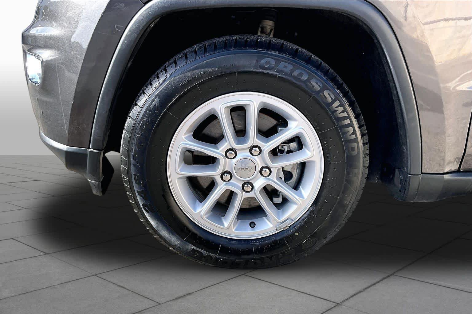 Used 2020 Jeep Grand Cherokee Laredo RWD image 11