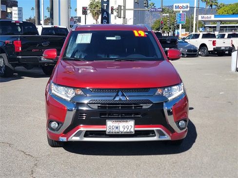 Used 2019 Mitsubishi Outlander 4WD Plug-In Hybrid image 2
