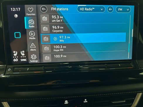 Used 2025 Volkswagen Atlas Cross Sport SE image 32