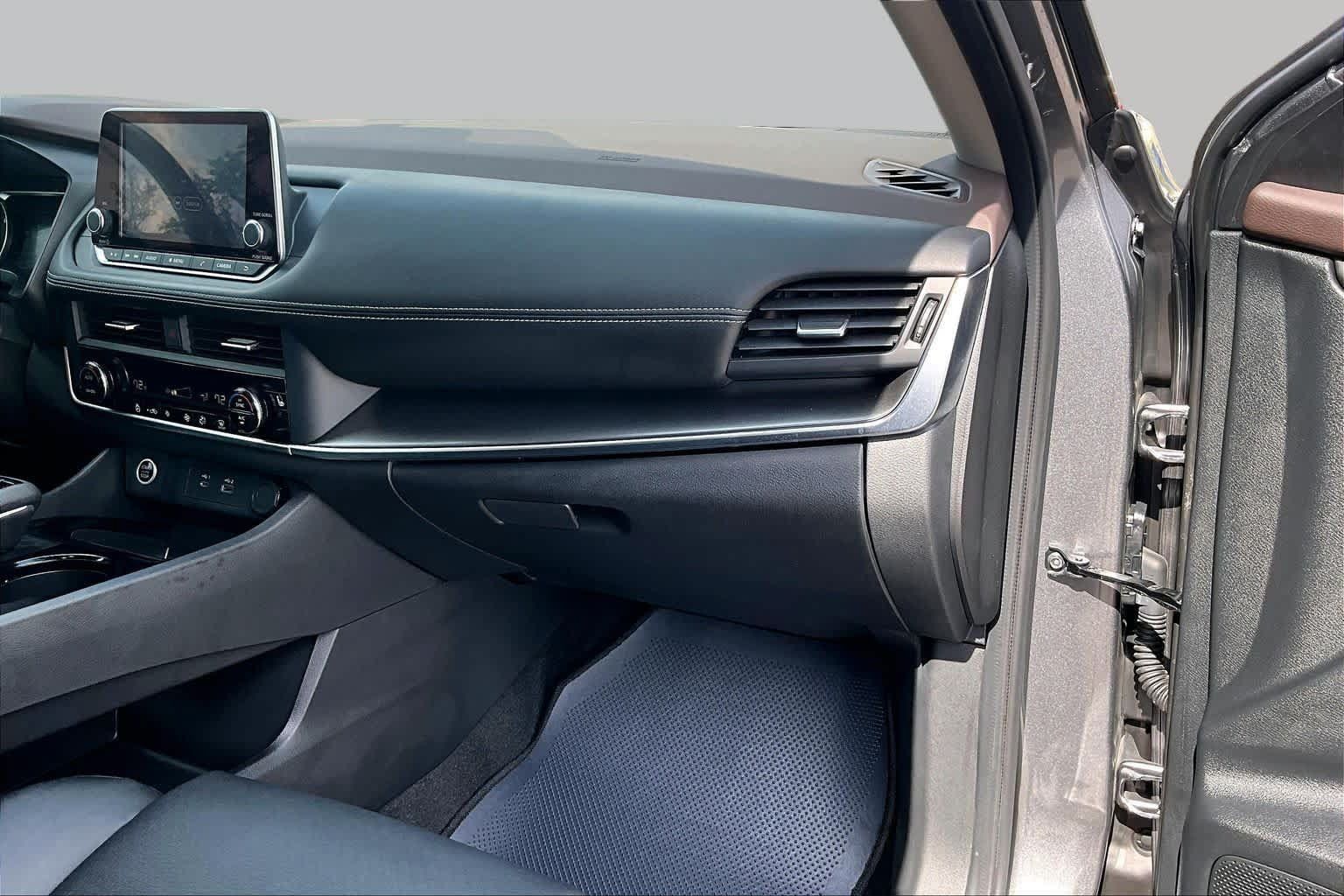 Used 2023 Nissan Rogue SV w/ SV Premium B Package FWD image 19