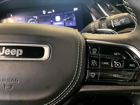 Used 2022 Jeep Grand Cherokee Overland w/ Luxury Tech Group IV AWD/4WD image 24