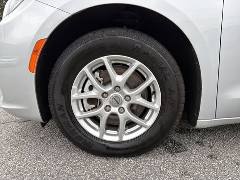 Used 2024 Chrysler Pacifica Touring-L image 22